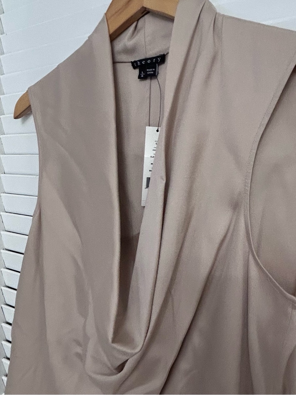 🧋MAKE OFFER🧋NWT Theory Sleeveless Codey Cowl Neck Blouse Silk Blend Sz Large - Picture 4 of 9